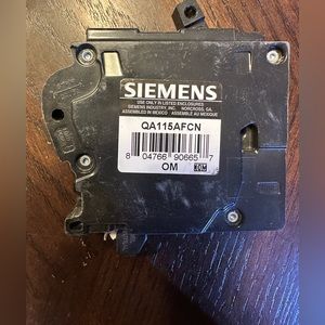 (1) Siemens QA115AFCN Circuit Breaker New Style Plug On